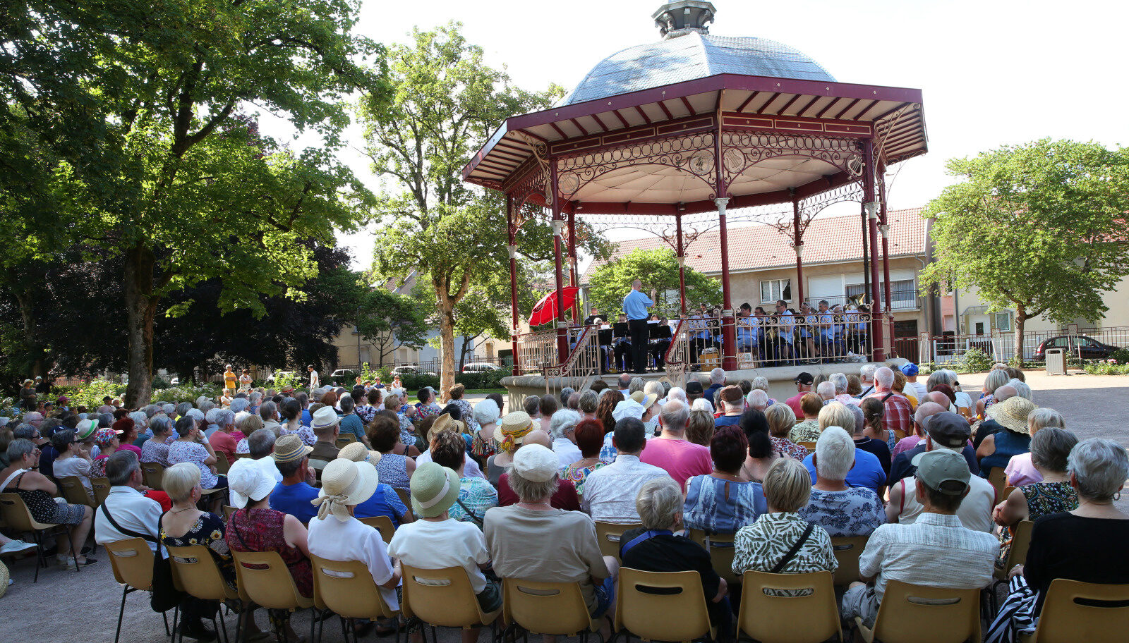 Kiosque en Fete au Square de la Roseraie
